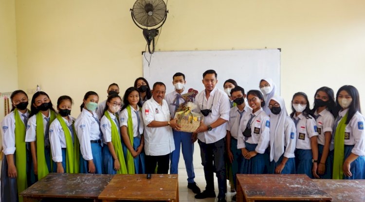 Wawali Surabaya Armuji bersama guru dan siswa SMKN 12/ist