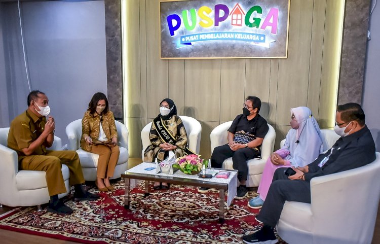 Rini Indiriyani saat mengisi talkshow di Puspaga lantai 2 Gedung Siola/ist