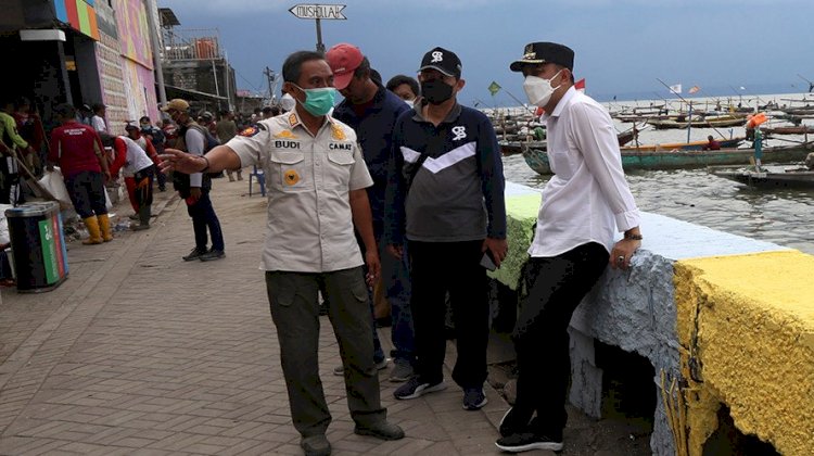 Wali Kota Surabaya Eri Cahyadi saat memantau kerja bakti di Pantai Nambangan atau sisi timur Taman Suroboyo, Kecamatan Bulak/ist