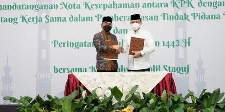 Ketua KPK Firli Bahuri dan Ketua Umum PBNU KH Yahya Cholil Staquf usai penandatanganan nota kesepahaman pemberantasan korupsi/Ist