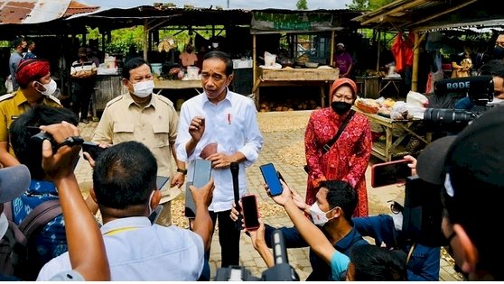 Presiden Joko Widodo bersama Menteri Pertahanan Prabowo Subianto dalam kunjungan kerja ke Kabupaten Sumenep, Jawa Timur/Repro