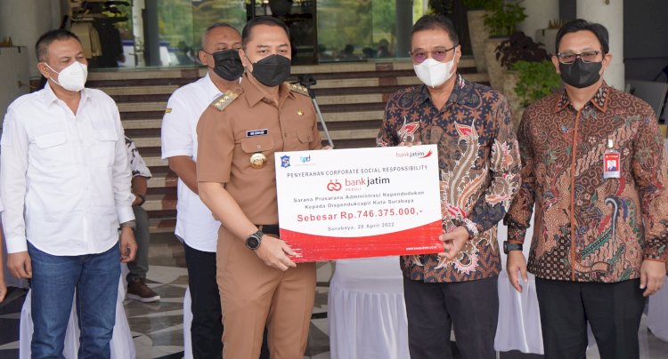 Direktur TI & Operasi bankjatim Tonny Prasetyo menyerahkan CSR secara simbolis kepada Walikota Surabaya Eri Cahyadi