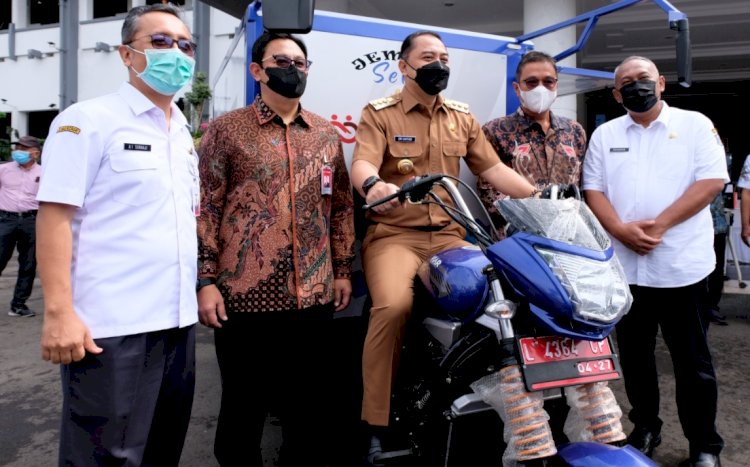 Wali Kota Eri Cahyadi menerima bantuan kendaraan dari Bank Jatim/RMOLJatim