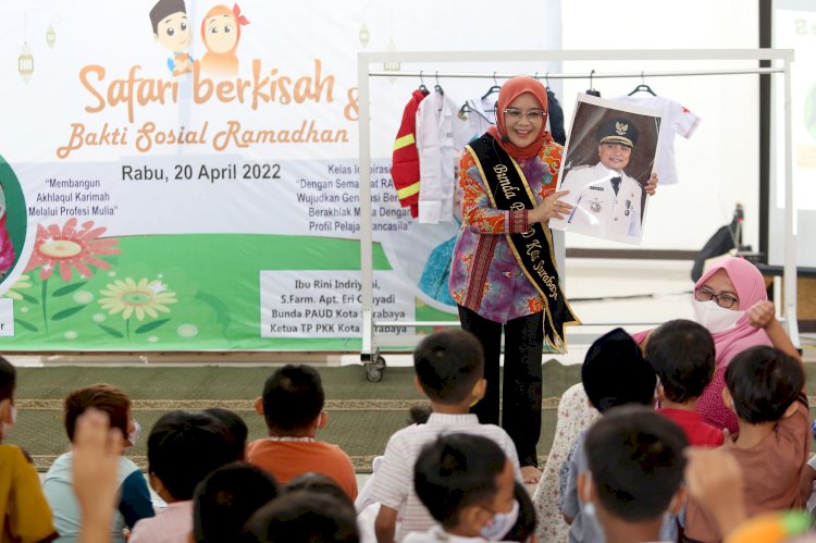 Rini Indriyani mengajar di TK AT TAQWA Jl Griya Babatan Mukti Blok J No. 32, Babatan, Kecamatan Wiyung, Surabaya/ist