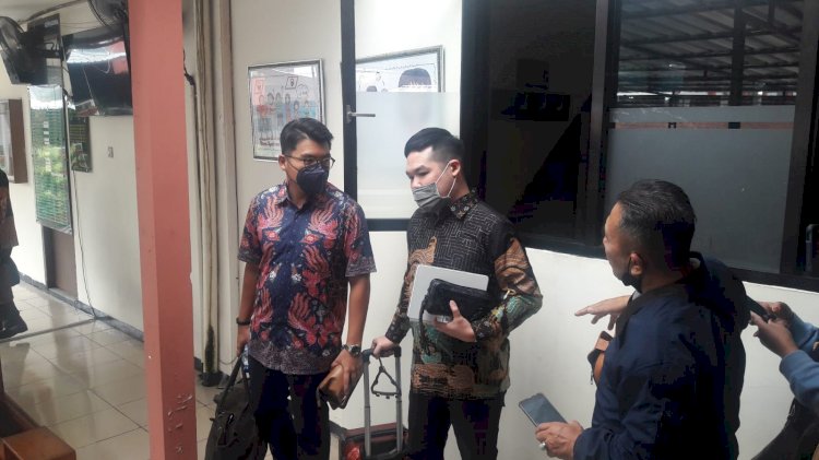 Kuasa hukum terdakwa JE, Jeffry Simatupang saat menemui awak media usai sidang/Ist