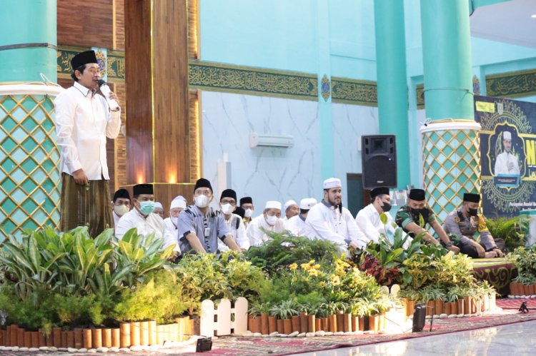 KH. Achmad Anwar Zahid saat mengisi ceramah dalam peringatan Nuzulul Qur'an 1443 H di Kota Probolinggo/RMOLJatim