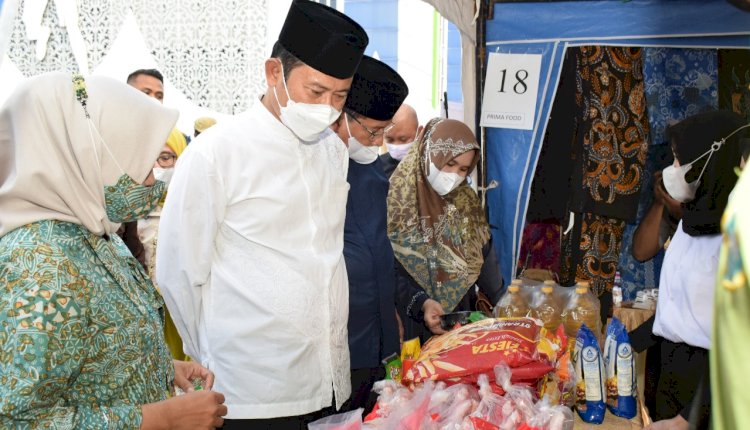 Bupati Lamongan Yuhronur Efendi saat pembukaan Bazar Ramandhan Megilan/RMOLJatim