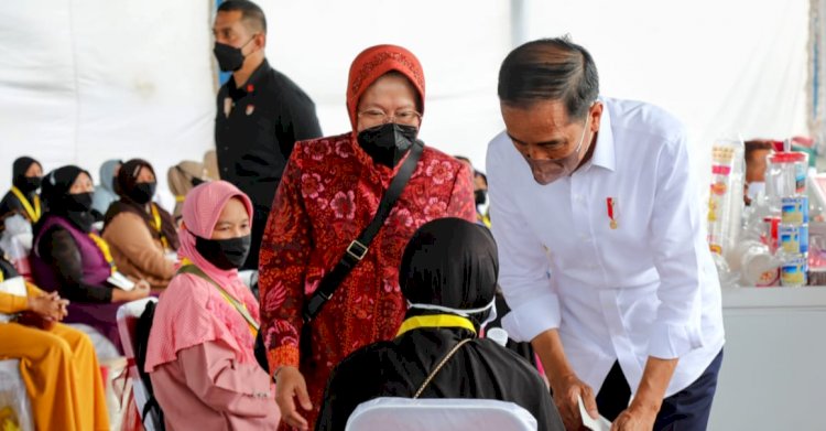 Presiden Jokowi didampingi Mensos Tri Rismaharini menyerahkan BLT kepada para nelayan di Surabaya/RMOLJatim