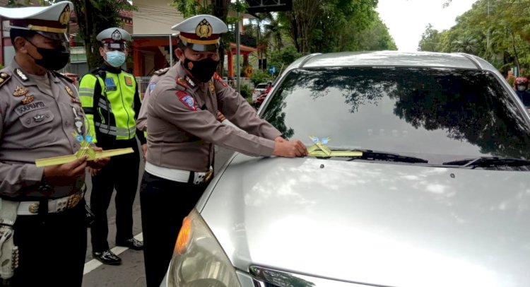 Penerapan sanksi janur kuning oleh Satlantas Polres Bondowoso/ist