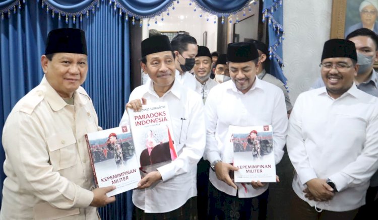 Prabowo Subianto saat memberikan buku pada KH Hasan Mutawakkil Alallah di Ponpes Zainul Hasan Genggong/RMOLJatim