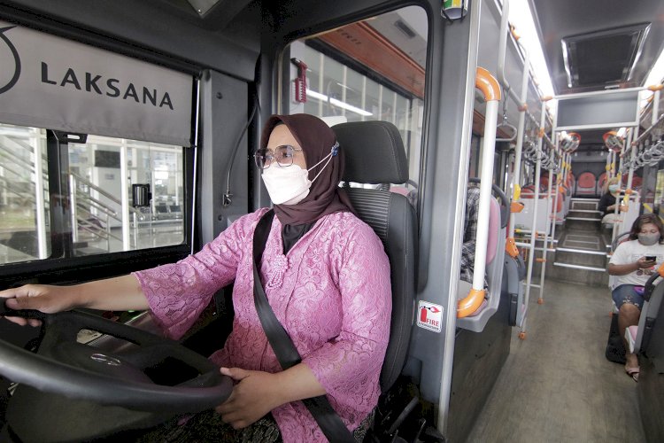 Driver Suroboyo Bus Kenakan Pakaian Kebaya/ist