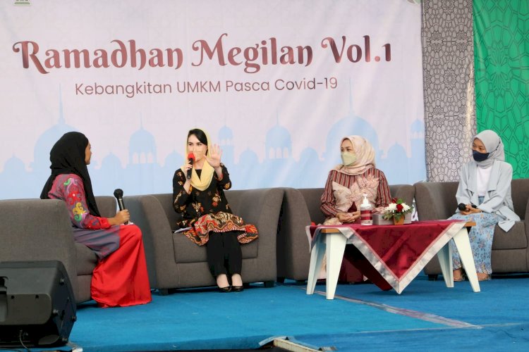 Ketua TP PKK Jatim Arumi Bachsin dan Ketua TP PKK Lamongan di Acara Ramadhan Megilan/RMOLJatim