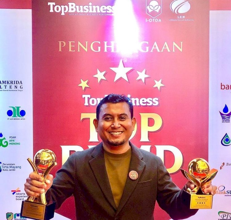 Direktur Utama PDAM Ngawi Dwi Indarto saat menerima penghargaan TOP BUMD Awards 2022/Ist