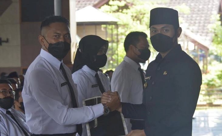 Bupati Tuban Aditya Halindra Faridzky saat menyerahkan SK PPPK/RMOLJatim