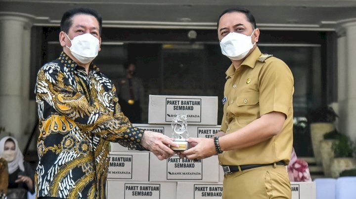 Wali Kota Eri menerima tiga ribu paket sembako dari Bank Mayapada Surabaya/RMOLJatim