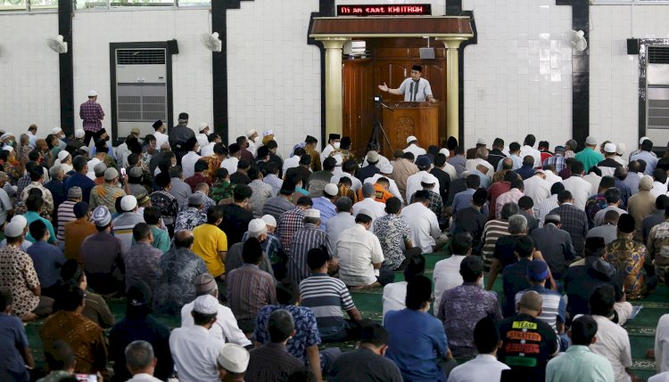 Wali Kota Eri Cahyadi serukan zakat saat salat Jumat di Masjid Al Falah, Jalan Raya Darmo No.137 A, Kecamatan Wonokromo/ist