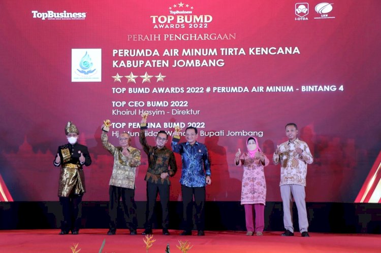 Direktur Perumdam Tirta Kencana Jombang Khoirul Hasyim saat menerima penghargaan Top BUMD Awards 2022/Ist