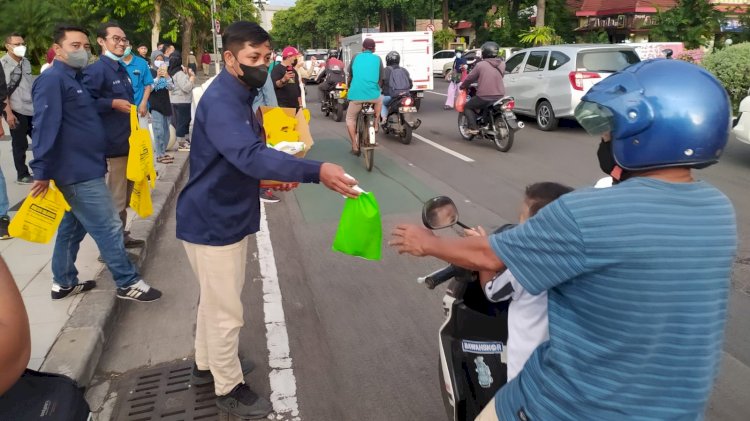 POTAS bagi takjil sekaligus sosialisasi pengurangan penggunaan kantong plastik/ist