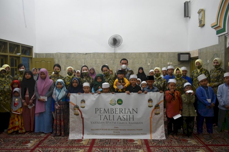 Kajari Tanjung Perak, I Ketut Kasna Dedi bersama Ketua IAD Daerah Tanjung Perak Eka Kasna dan pengurus serta anak-anak yatim Pondok Pesantren Darul Rahman/Ist