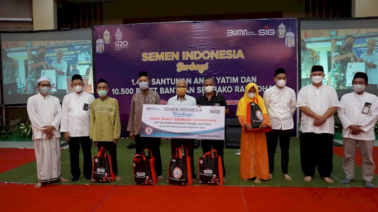 EVP Of Plant Operasional PT Semen Indonesia (Persero) Tbk, Subhan memberikan paket sembako kepada keluarga prasejahtera