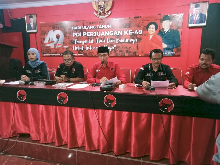 DPC dan Fraksi PDI Perjuangan DPRD Jember saat memberikan keterangan pers/RMOLJatim