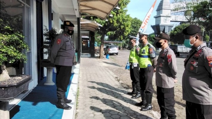 Petugas di pos pengamanan masuk Mantingan sebagai titik wilayah perbatasan Jatim - Jateng