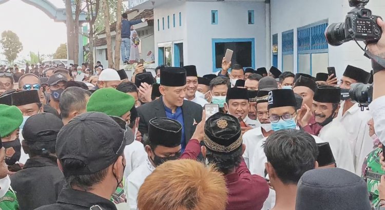 Ketua Umum DPP Partai Demokrat Agus Harimurti Yudhoyono alias AHY disambut warga saat safari Ramadhan di Pondok Pesantren Miftahul Ulum Kecamatan Jatiroto, Kabupaten Lumajang, Sabtu (23/4)/RMOLJatim