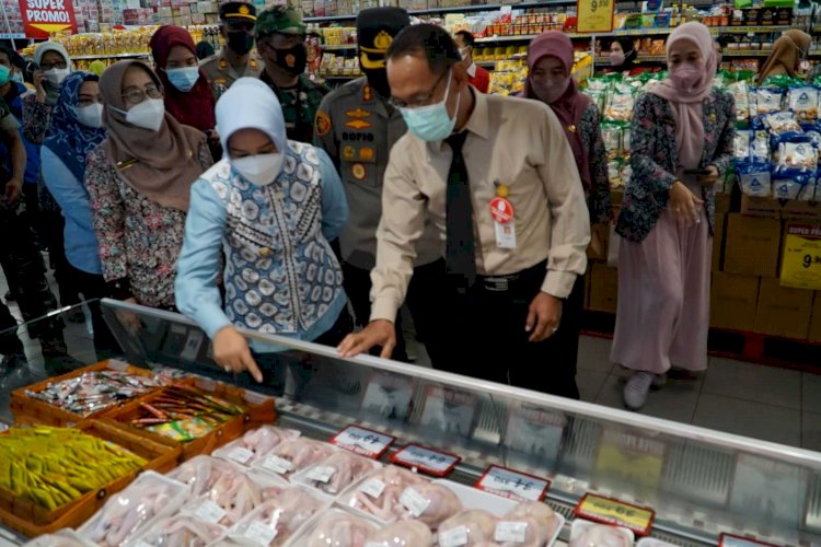 Wali Kota Mojokerto Ika Puspitasari bersama Kapolresta Mojokerto AKBP Rofiq Ripto Himawan memeriksa produk makanan awetan di pasar/ist