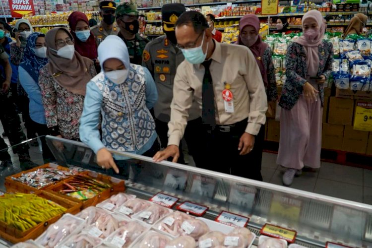 Wali Kota Mojokerto Ika Puspitasari bersama Kapolresta Mojokerto AKBP Rofiq Ripto Himawan memeriksa produk makanan awetan di pasar/ist