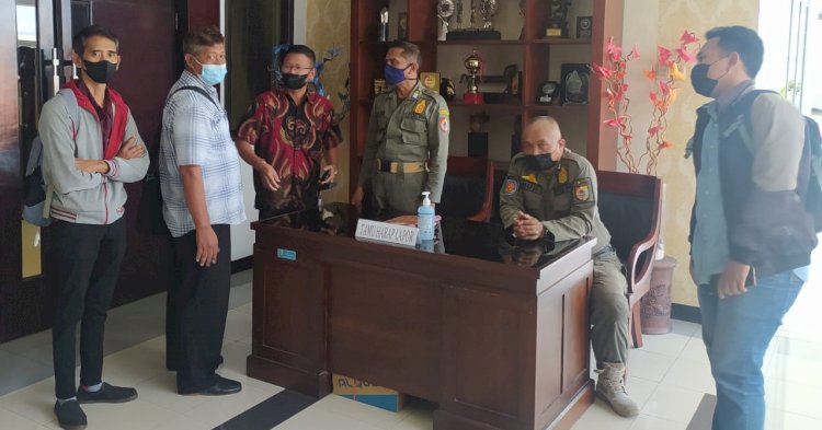 Perwakilan rekanan proyek wastafel saat mendatangi kantor Bupati Jember/RMOLJatim