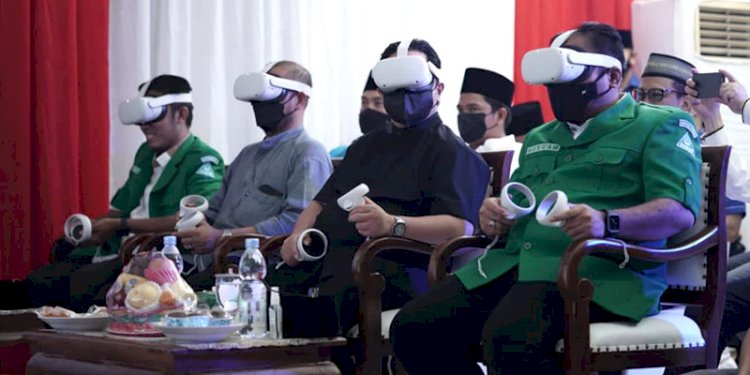 Ketua Umum PP GP Ansor, Yaqut Cholil Qoumas, mencoba teknologi metaverse melalui VR/Ist