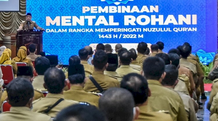 Wali Kota Eri memberikan pembinaan mental rohani kepada seluruh Kepala PD, Camat dan Lurah se-Surabaya/ist