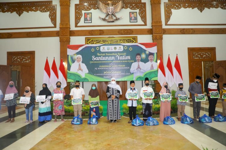 Gubernur  Jatim Khofifah Indar Parawansa menyerahkan Zakat Produktif kepada 43 orang pelaku Usaha Ultra Mikro dan pedagang yang berjualan di kawasan Alun-Alun Kab. Madiun, Senin (25/4/2022). 