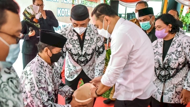 Wali Kota Eri menyerahkan bantuan kaki palsu untuk Guru SMP Negeri 12, Farid Ma’ruf dan Guru SDN Kupang Krajan, Sunar/ist