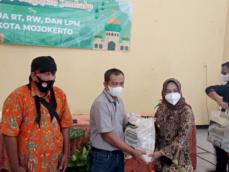 Wali Kota Mojokerto Ika Puspitasari membagikan paket sembako kepada para ketua RT, RW dan LPM di Kelurahan Surodinawan/ist