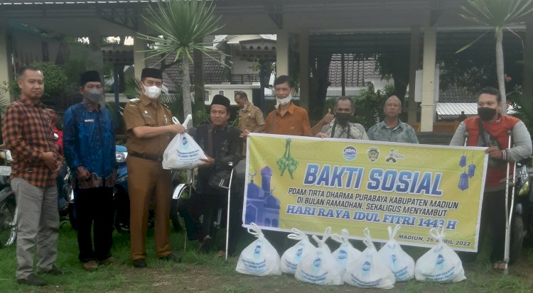 Wakil Bupati Madiun Hari Wuryadi menyerahkan bingkisan ramadhan kepada penyandang disabilitas/RMOLJatim