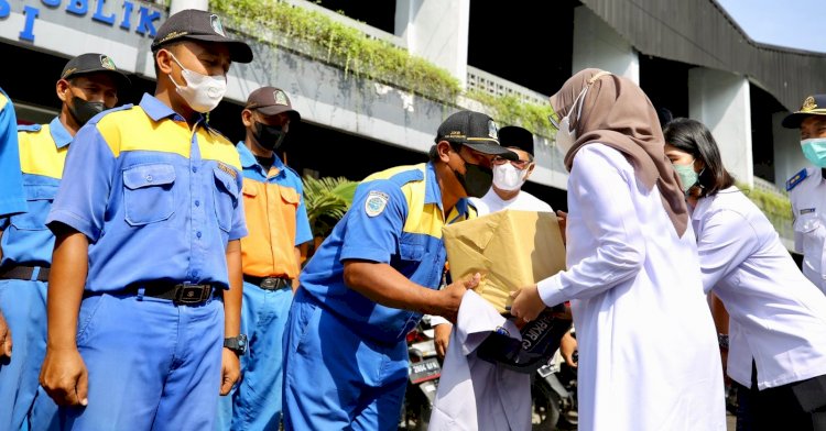 Bupati Banyuwangi Ipuk Fiestiandani saat menyerahkan bingkisan lebaran kepada para juru parker/Ist