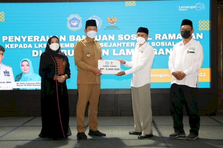 Bupati Lamongan Yuhronur Efendi menyerahkan bantuan sosial/RMOLJatim