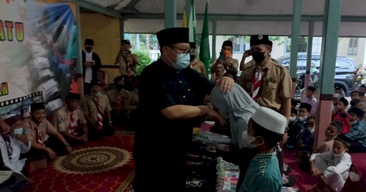 Wabup Irwan yang juga Kamabicab Pramuka Bondowoso saat santuni yatim piatu di Tamanan/RMOLJatim