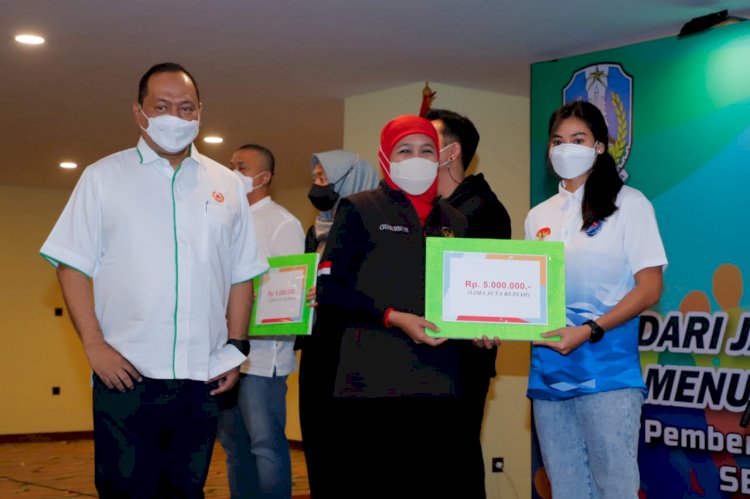 Gubernur Khofifah melepas kontingen Jatim yang mengusung tagline 'Dari Jawa Timur Untuk Indonesia Menuju Prestasi Internasional' tersebut berlangsung di Ruang Peacock The Sultan Hotel, Jakarta Pusat, Selasa (26/4) sore.