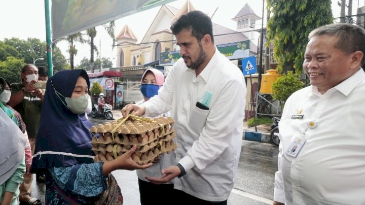 Wali Kota Probolinggo beserta Kementan saat meninjau gelaran pangan murah telur berkualitas di Jalan Suroyo