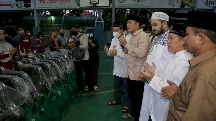 Wali Kota Eri membagikan sedekah dan infaq untuk anak yatim piatu bersama lintas agama dan pengurus takmir Masjid Muhammad Cheng Hoo/ist