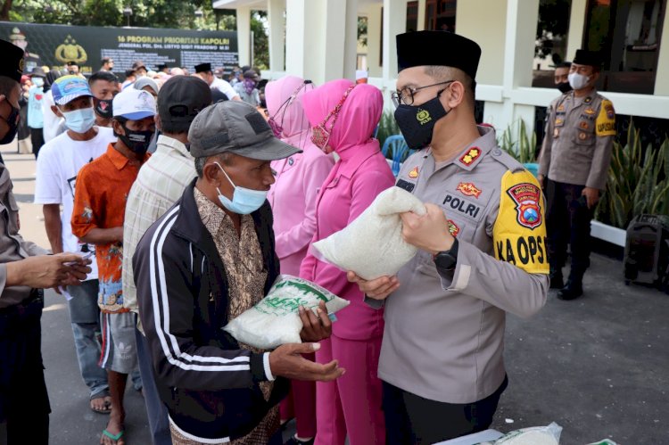 Suasana penyerahan zakat fitrah oleh Kapolres Bondowoso AKBP Wimboko/ist