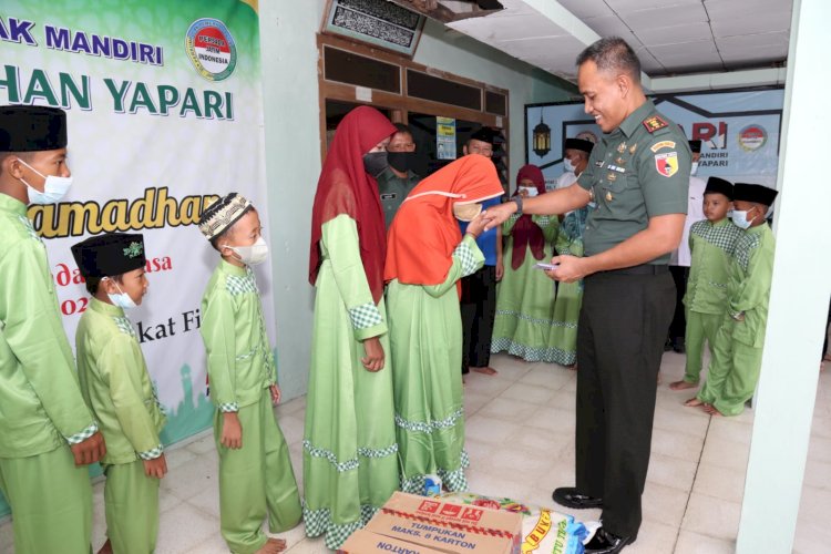 Dandim O812 Lamongan Letkol Kav Endi Siswanto Yusuf saat memberikan santunan kepada anak yatim/RMOLJatim