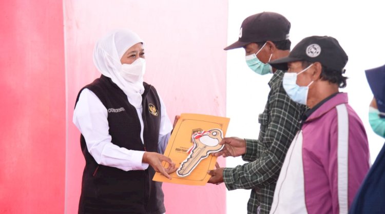 Gubernur Khofifah Indar Parawansa saat menyerahkan kunci Huntara dan Huntap kepada penyintas bencana Semeru, Lumajang/Ist
