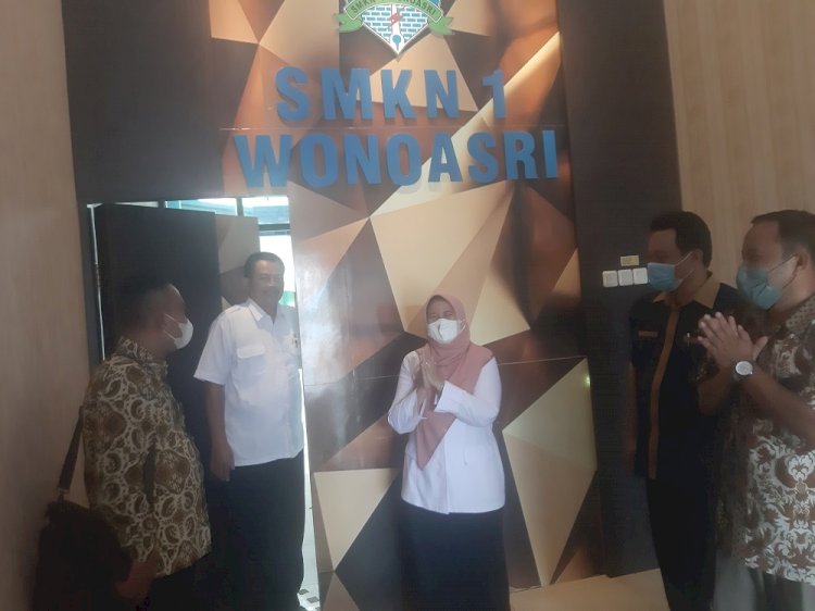  Kepala sekolah SMKN 1 Wonoasri Wiwik Wiyati foto bersama dengan tim Unesa/ Rmoljatim 