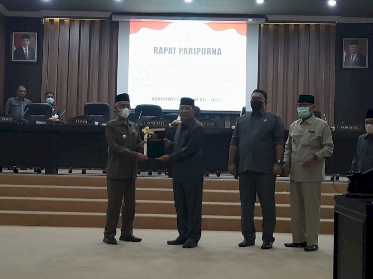 Suasana usai rapat paripurna penyerahan LKPJ Bupati Bondowoso/ist 