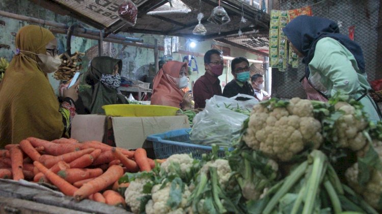 Tim sidak saat di pasar tradisional/RMOLJatim