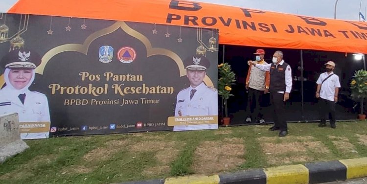 Kalaksa BPBD Jatim Budi Santosa memantau pos pantau prokes/ist