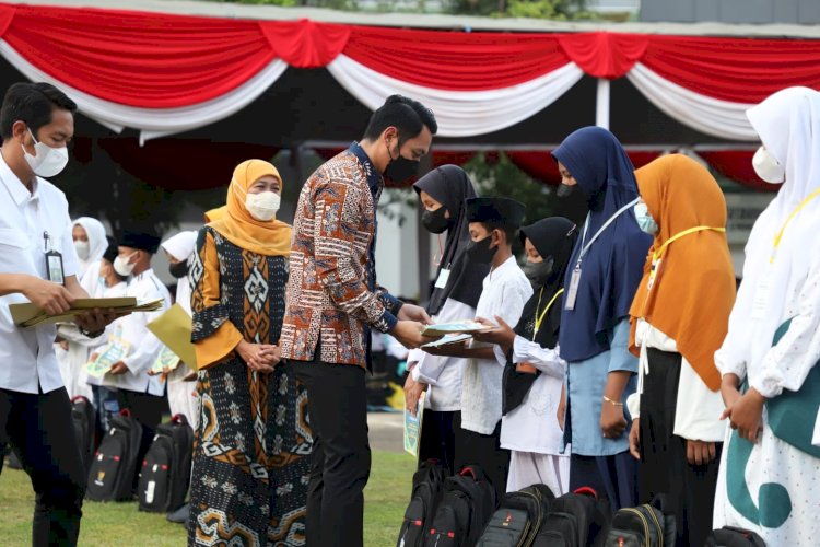 Bupati Tuban Aditya Halindra Faridzky disaksikan Gubernur Khofifah Indar Parawansa menyerahkan santunan anak yatim/RMOLJatim